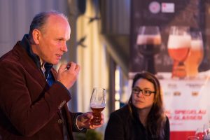 Vertriebsdirektor Christian Kraus erklärt die Funktionalität der Spiegleau Craft Beer Glasses (Foto: Spiegelau/Markus Raupach).