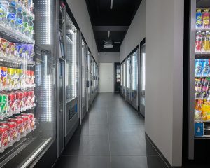 Deutschlands größter 24/7 Automaten-Supermarkt hat in München eröffnet: Der Automaten-Supermarkt befindet sich in der Dachauer Straße 258, 80992 München