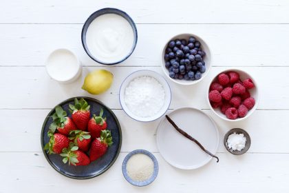 Joghurt-Eis mit Erdbeer-Swirl