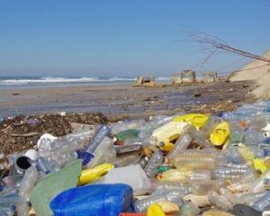 Aufgetürmter Plastikmüll am Strand